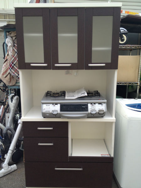 キッチンボード（食器棚、横幅90cm）、ガスコンロ