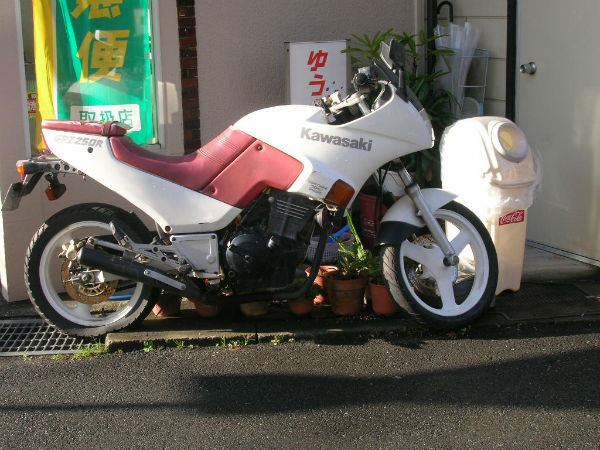 放置不動バイク（カワサキ・GP2）の無料回収