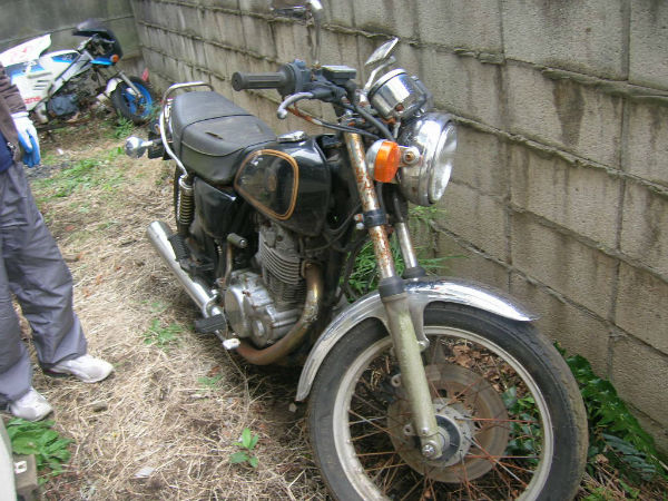 放置不動バイク（ヤマハ・SR４００）